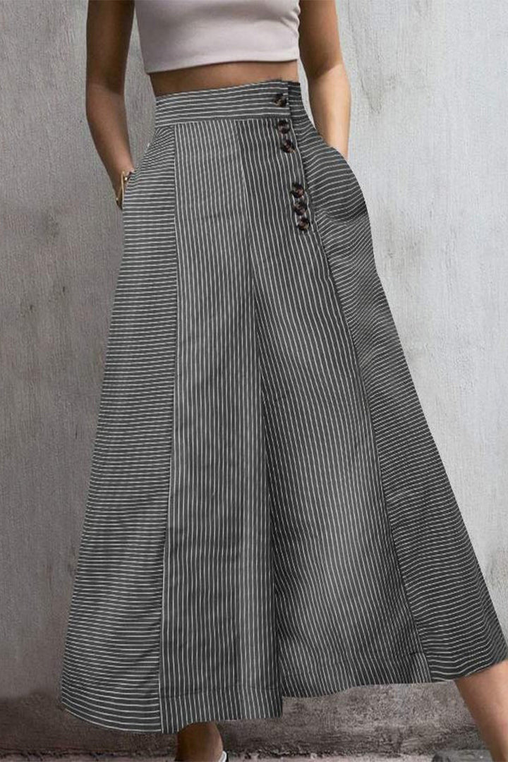 Khadija | Jupe-culotte cintrée - Pantalon large stylé - Rayé - Cropped with Button Detail - Image 2