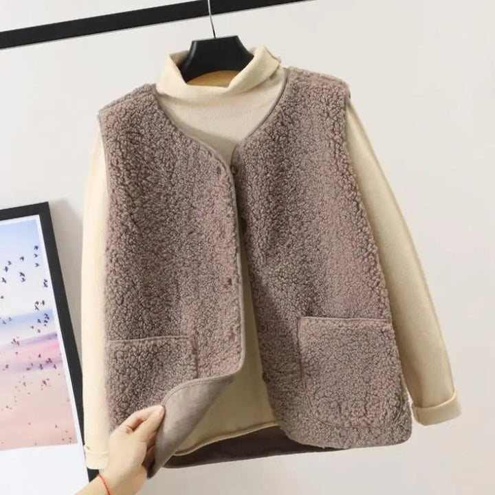 Chantal | Gilet pull sans manches à boutons pour femme - Image 1