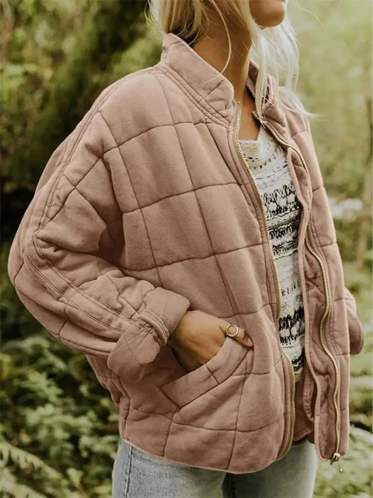 Roze gewatteerde oversized jas gedragen door vrouw buiten in bos | Boutique Moda