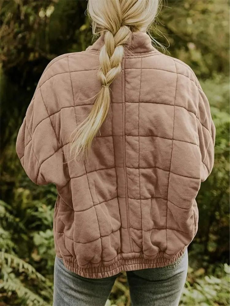 Roze gequilte oversized jas gedragen door vrouw met vlecht buiten | Boutique Moda