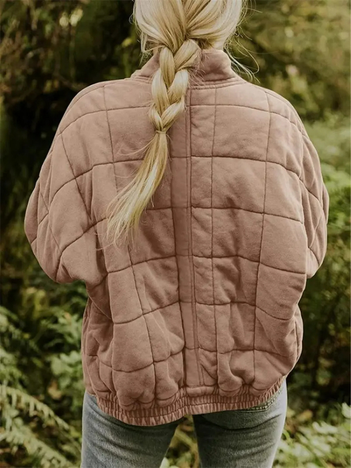 Roze gequilte oversized jas gedragen door vrouw met vlecht buiten | Boutique Moda