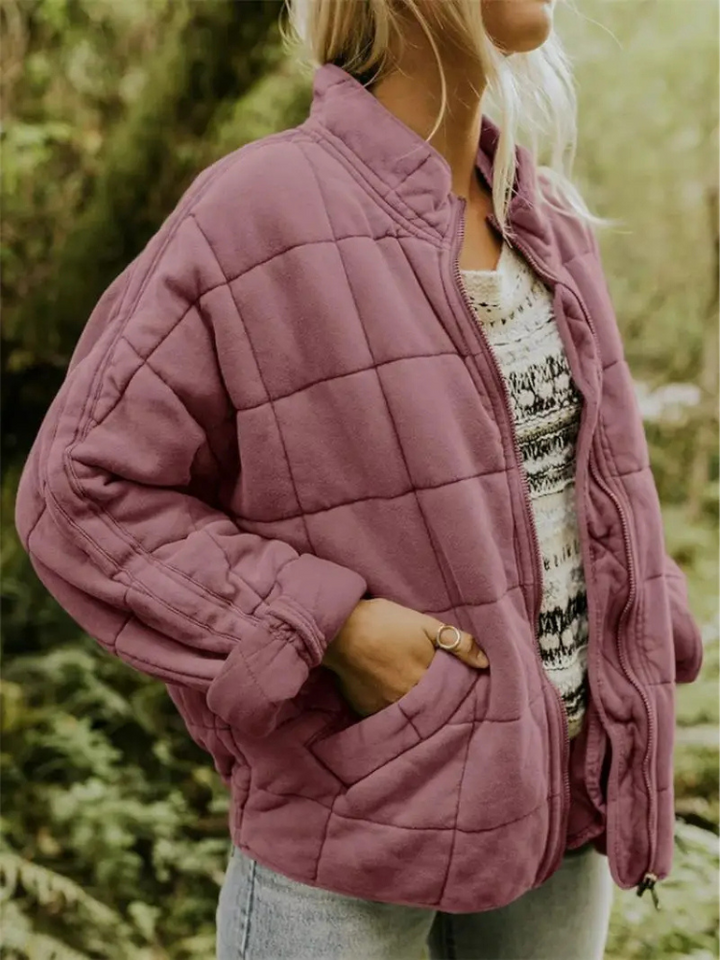 Roze gewatteerde jas met opstaande kraag, gedragen door vrouw buiten | Boutique Moda