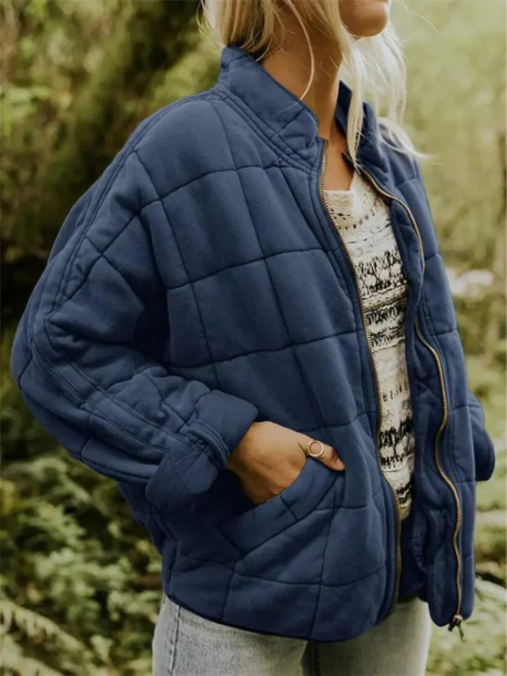 Blauwe gewatteerde oversized jas gedragen door vrouw met rits | Boutique Moda