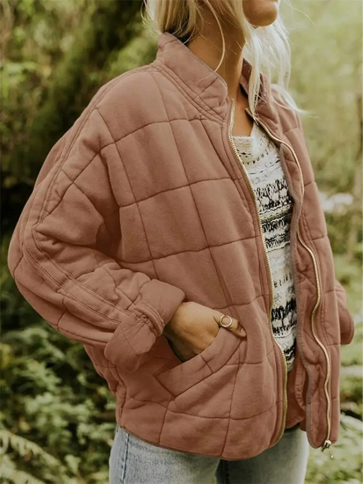 Roze gequilte oversized jas met rits, gedragen door vrouw buiten | Boutique Moda