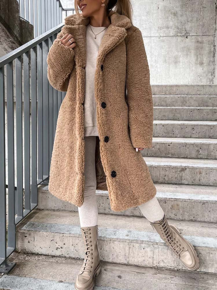 Beige teddyjas met knopen gedragen door vrouw op trap | Boutique Moda