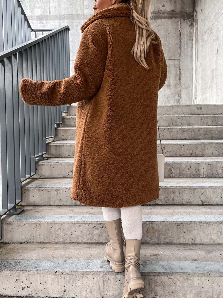 Roestbruine teddy jas gedragen door vrouw op betonnen trap buiten | Boutique Moda