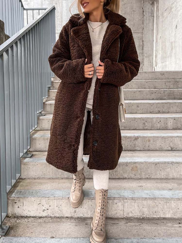 Bruine lange teddy jas gedragen door vrouw op buitentrap | Boutique Moda