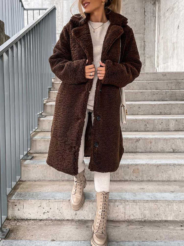 Bruine lange teddy jas gedragen door vrouw op buitentrap | Boutique Moda