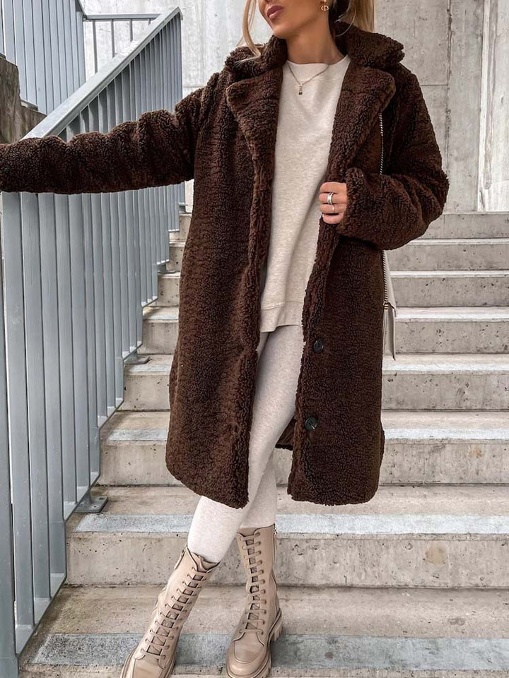 Bruine lange teddy jas gedragen door vrouw op buitentrap | Boutique Moda