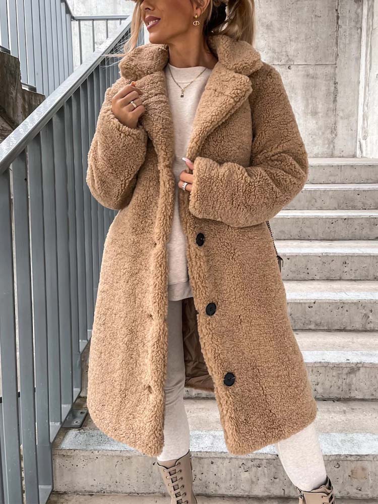 Beige lange teddy jas met knoopsluiting, gedragen door vrouw buiten | Boutique Moda