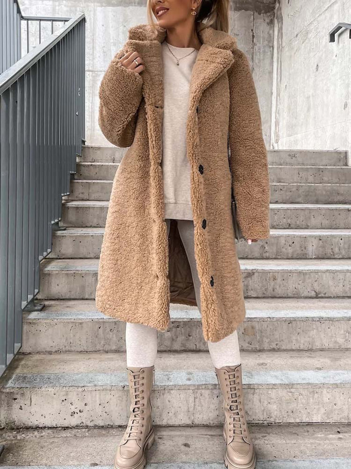 Beige teddy jas met capuchon, gedragen door vrouw op trap | Boutique Moda