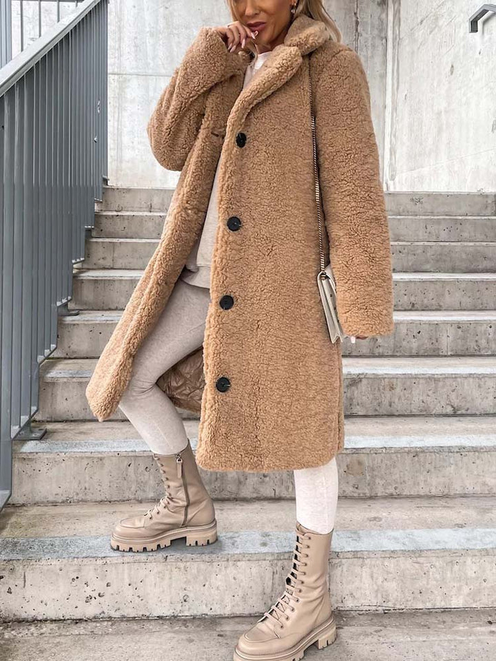 Beige teddy jas met knopen, gedragen door vrouw op trap | Boutique Moda