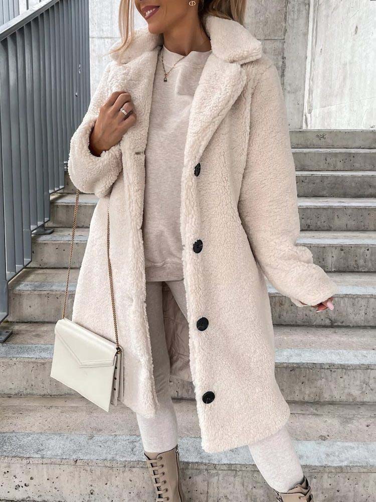 Beige teddy jas met knopen, gedragen door vrouw op trap | Boutique Moda