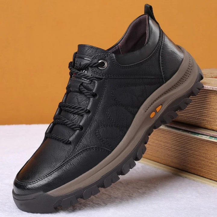 Chaussure de randonnée en cuir noir pour homme, semelle antidérapante, lacets robustes, design moderne, idéale pour activités extérieures.