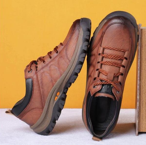 Chaussures de randonnée en cuir marron pour hommes, semelle antidérapante noire, fond jaune. Confort et style pour activités extérieures.